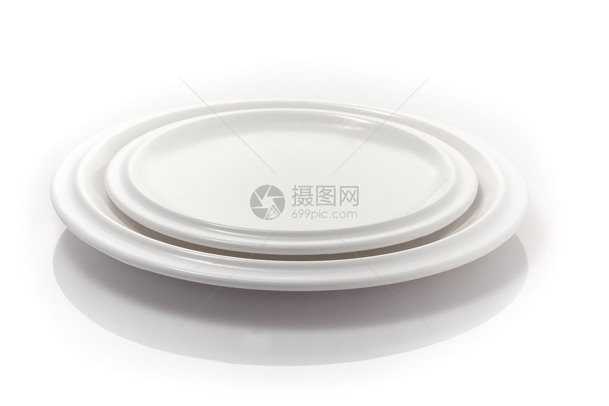 白色背景上孤立的两张中国瓷盘图片