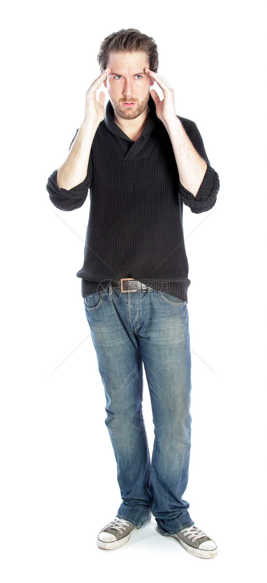 在演播室中拍摄的有吸引力的caucasian男子愤怒休闲服白色悲伤思维男性牛仔裤蓝色男人情绪图片