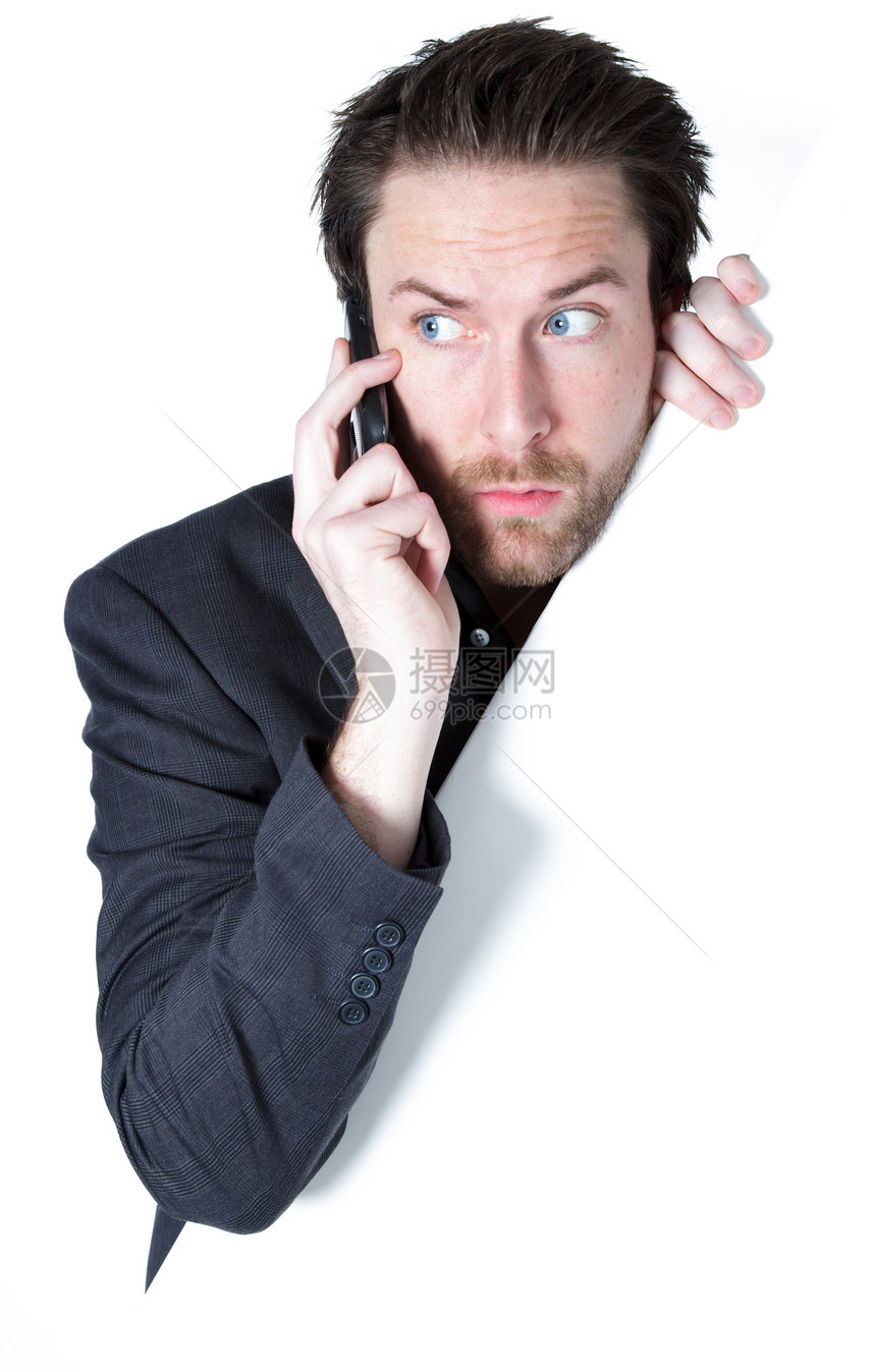 在演播室中拍摄的有吸引力的caucasian男子广告牌商务隐藏细胞愤怒思维人士电话套装白色图片