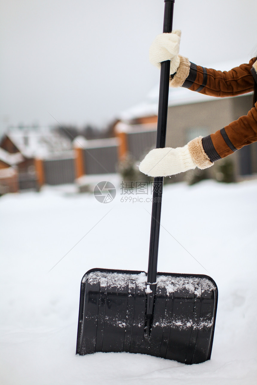 冬天天 雪铲在女性手中院子农村金属降雪气候工作村庄雪堆花园季节图片