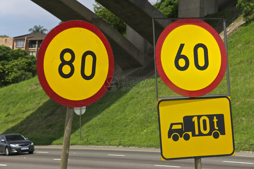 路标路牌速度运输冒险旅行警告天空卡车信号交通路线图片