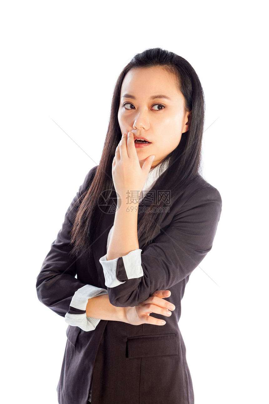 有吸引力的亚洲女孩 三十几岁孤立在白色背景上悲伤成人腰部愤怒黑发情绪思维人士商务女性图片