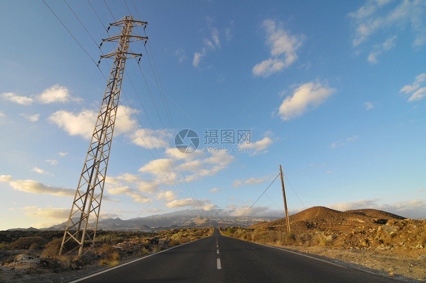 沙漠中的石灰路赛道日落天空地平线运输冒险蓝色旅行沥青荒野图片