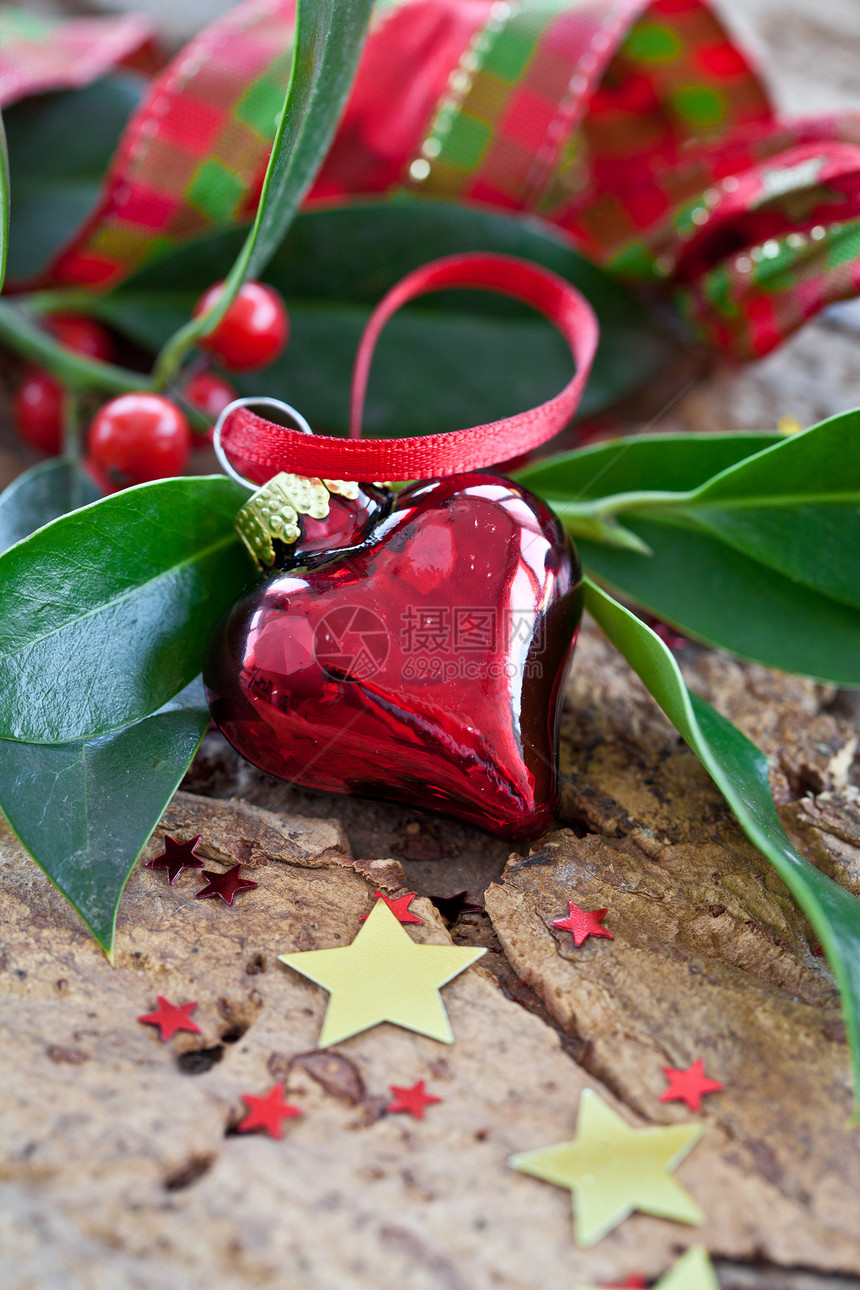 圣诞节装饰和霍利分会乡村红色树枝框架时候礼物丝带心形玩意儿树叶图片