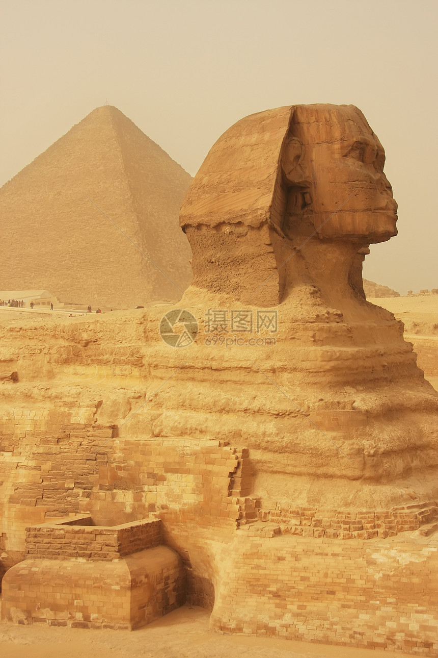 沙暴中Khufu的Sphinx和大金字塔 开罗考古学石头地标风暴纪念碑骆驼金字塔雕像异位素人面图片