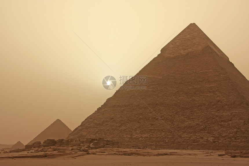 沙暴中的Khafre金字塔 埃及开罗纪念碑石头沙漠异位素大篷车风景狮身骆驼人面考古学图片