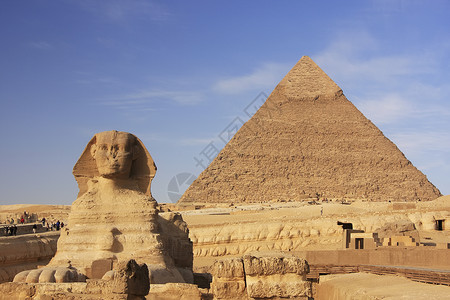 吉萨金字塔群卡弗尔的斯芬克斯和金字塔 埃及开罗狮身考古学纪念碑大篷车风暴地标蓝色人面风景雕像背景