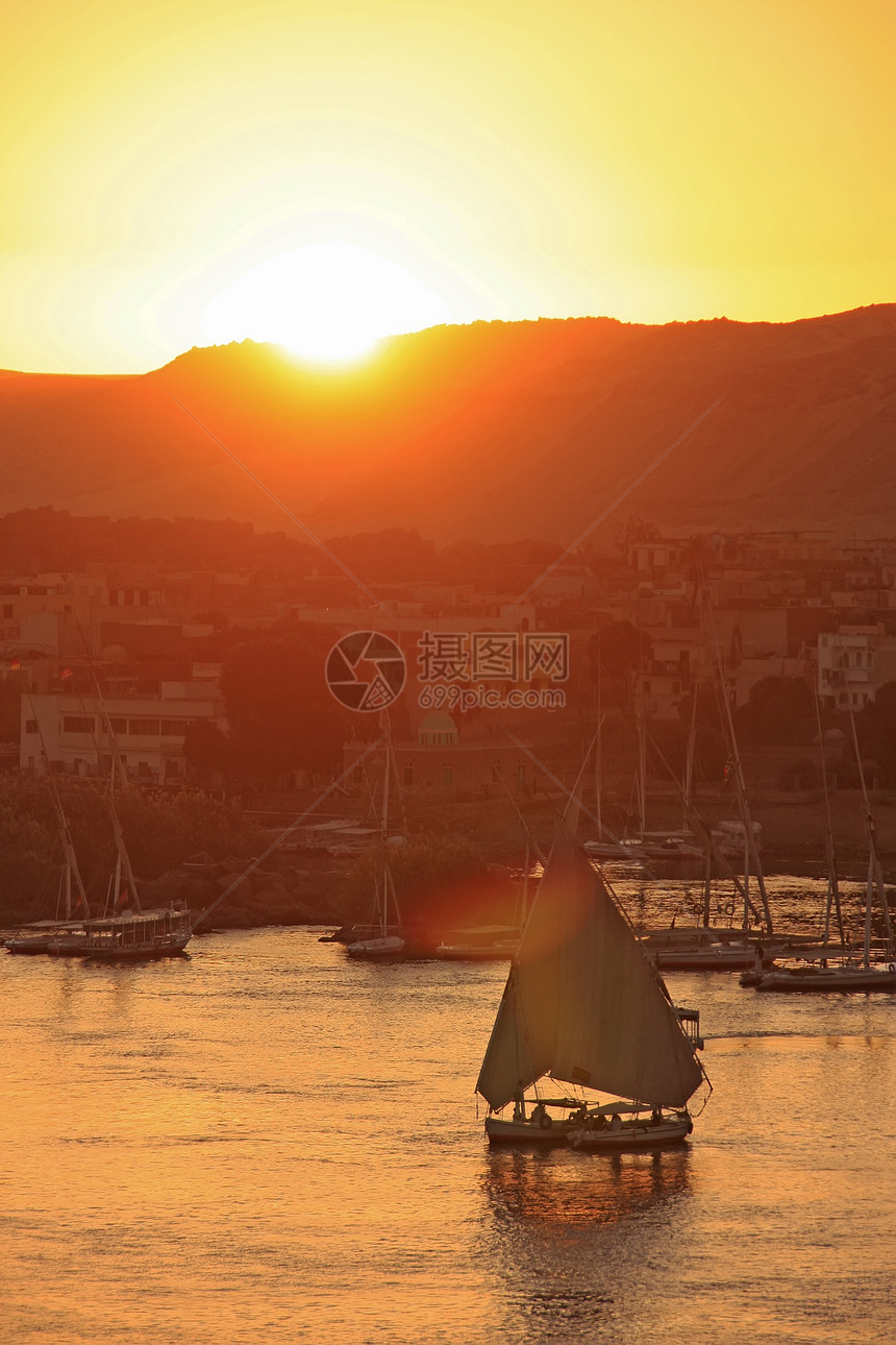 日落时在尼罗河上航行的Felucca船 阿斯旺图片