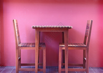 带红色墙壁的木制椅子背景图片