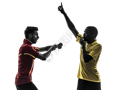 2名男子足球运动员和裁判 吹哨卡环影球衣高清图片素材