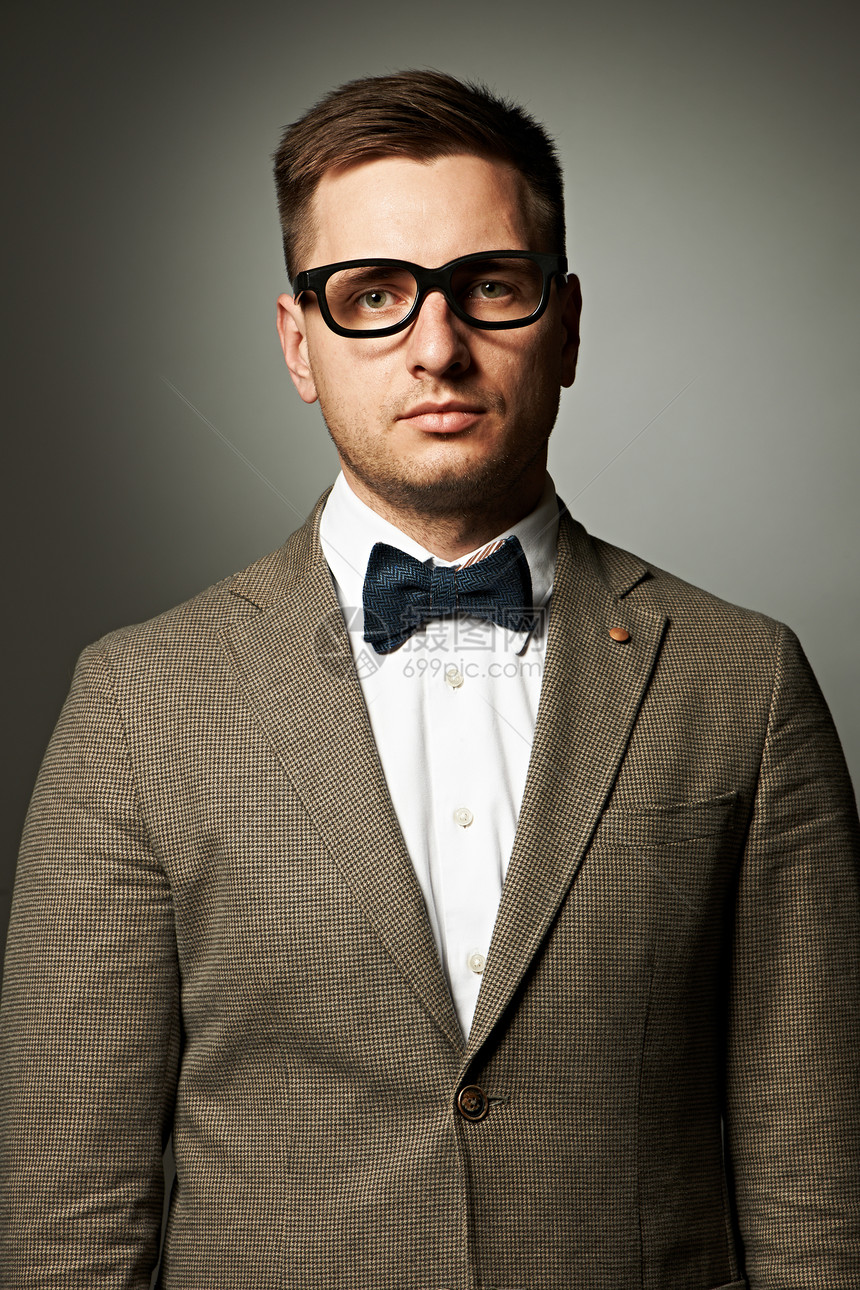 眼镜和领结中自信的书呆子男性男人男生极客微笑衬衫学生套装成人领带图片