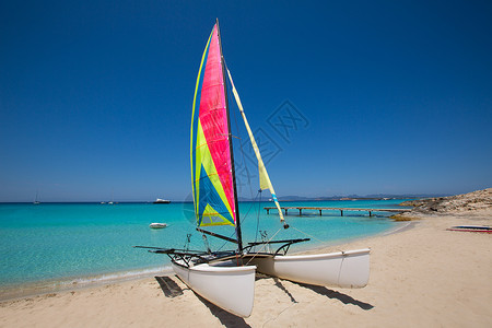 在伊维萨岛上卡塔马兰帆船 在伊利特斯海滩 佛罗门捷拉太阳晴天蓝色天堂海岸线双体假期小女孩地标旅游背景