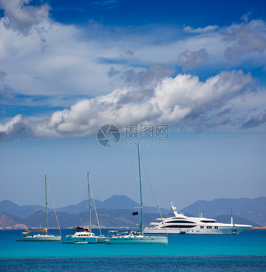 从Formentera带锚船的Ibiza海岸风景观光阳光旅行海景海岸线地标游艇工艺海滩天堂图片