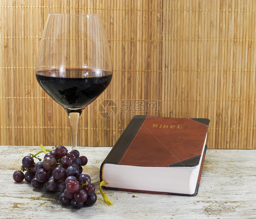古老的圣经和红酒及葡萄图片