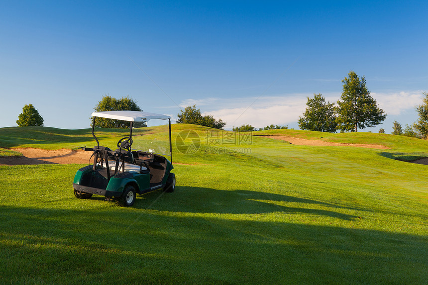 空高尔夫球场上的绿色高尔夫车游戏掩体竞赛俱乐部爱好圆圈运动球座高尔夫球灌木丛图片