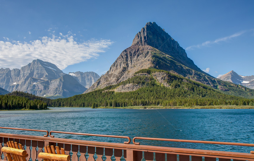 湖视图游客风景背包探索远足家庭旅行公园山脉冒险图片