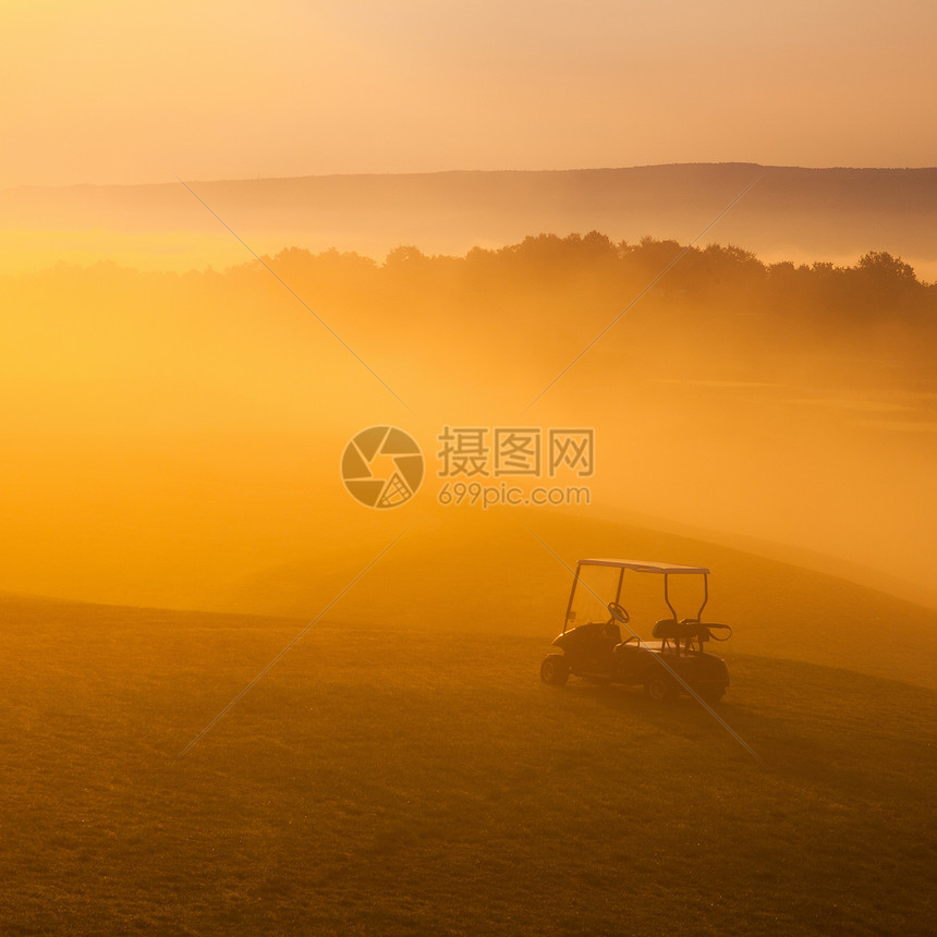 空高尔夫球场上的绿色高尔夫车推杆薄雾圆圈日落游戏掩体运动场地爱好日出图片