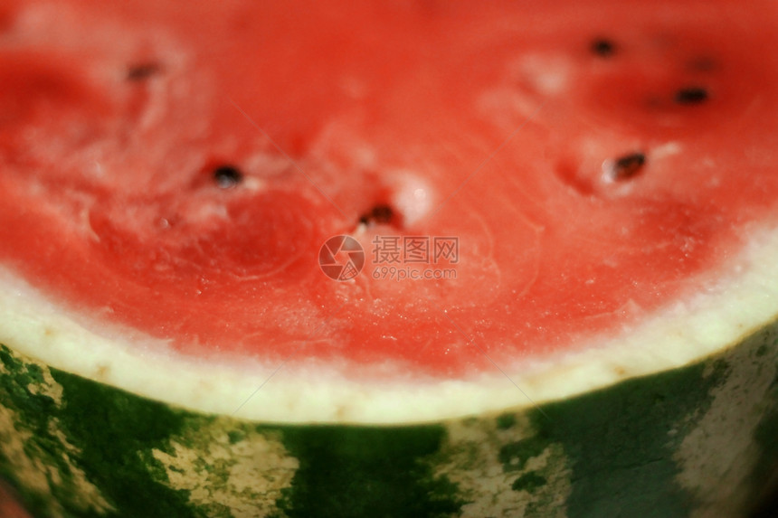 一个新鲜的糖红西瓜季节植物营养生活浆果果汁水果小吃食物阳光图片
