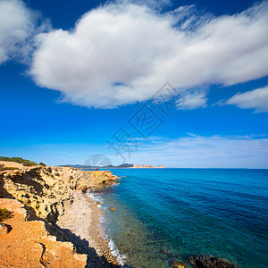 维桑海滩在巴利阿里奇的圣何塞南部海滩晴天海岸旅行太阳海洋假期天堂波浪石头天空背景