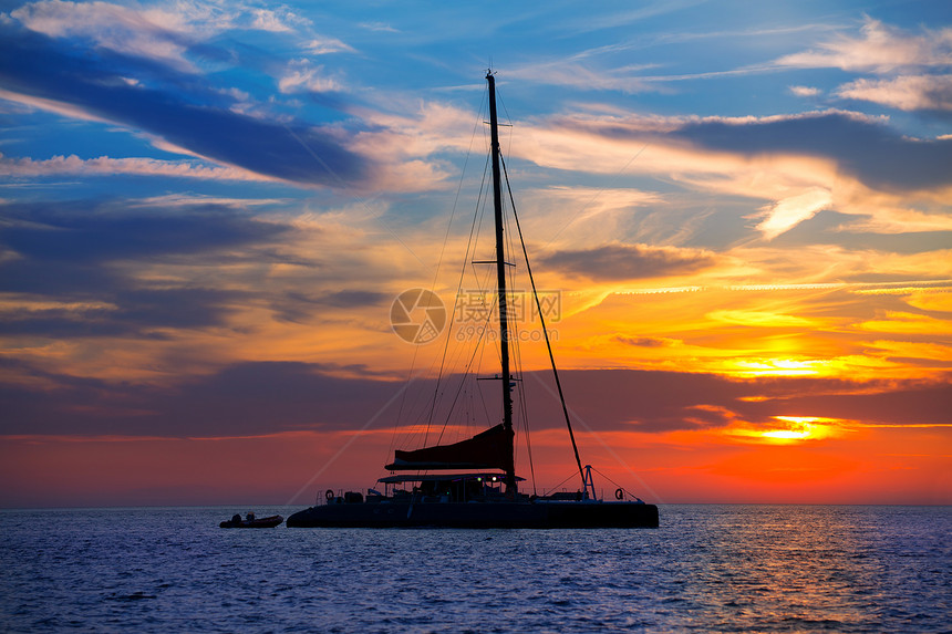伊比萨桑安东尼奥阿巴德卡达马兰帆船日落橙子反射旅行阳光运动蓝色戏剧性双体天堂太阳图片