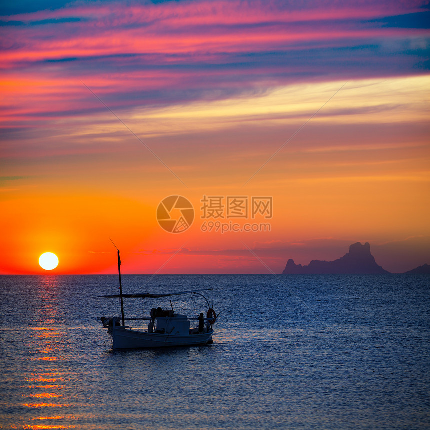 伊比扎日落Es Vedra 观景和渔船浮游船日落蓝色天堂胰岛海洋假期地标血管天空橙子图片