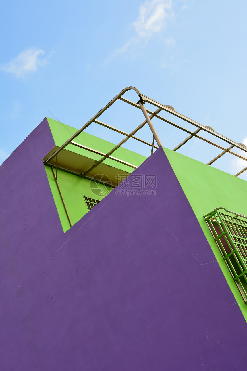 丰富多彩的房子白色红色窗户城市财产乐趣生活紫色黄色住宅图片