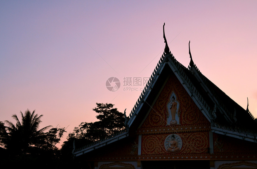 泰国屋顶寺庙历史性纪念碑建筑宝塔艺术城市建筑学历史佛教徒天空图片