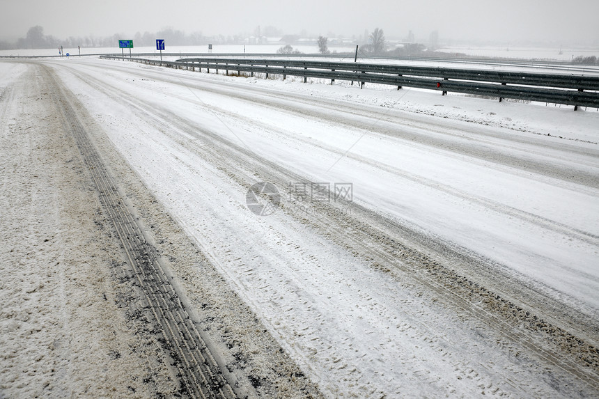 雪地高速公路路线驾驶障碍后勤车辆旅行沥青主路基础设施暴风雪图片