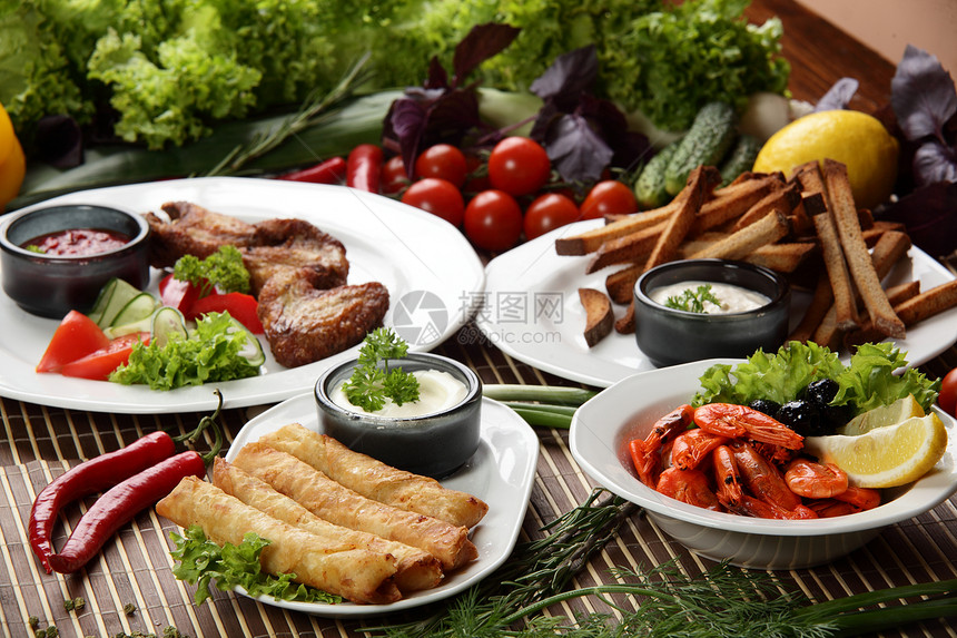 肉类和蔬菜房子胡椒树叶厨房木头木板奶油盘子黄瓜沙拉图片