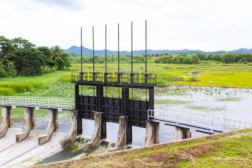 灌溉用水入口流动工程建筑风景农田控制天空水闸水库技术图片