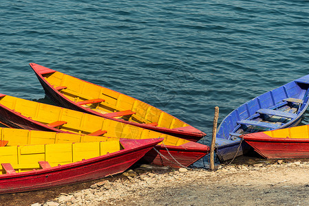 彩色条边框木头三桅运输橙子支撑工艺紫色旅游帆船红色背景图片