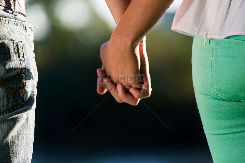 手握手喜悦家庭手雕太阳已婚团结订婚新人夫妻两个人图片