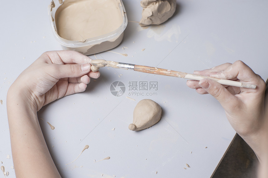 女孩用泥土做玩具陶器车轮学习拇指设计师商业雕塑家艺术家陶瓷孩子图片