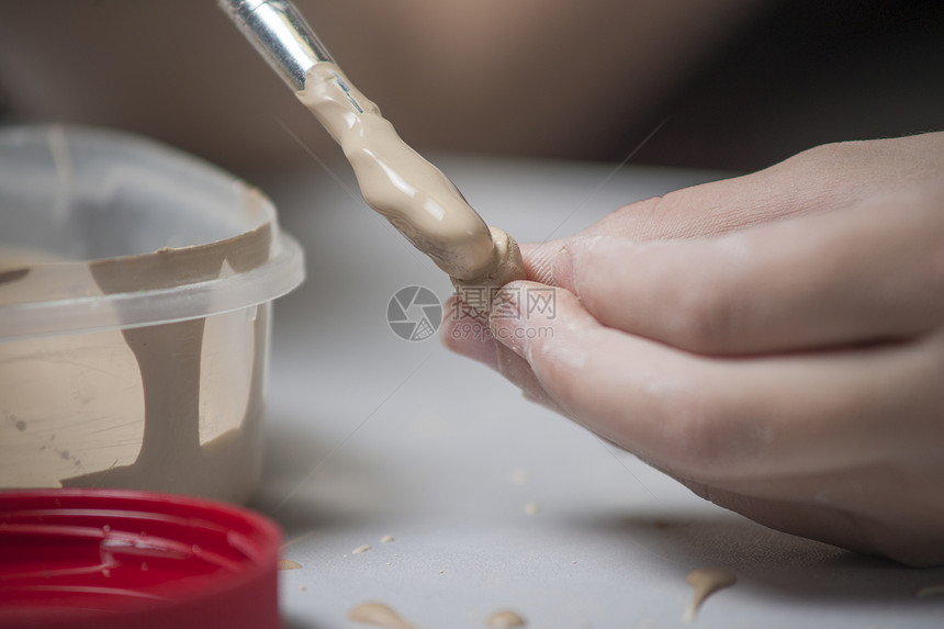 女孩用泥土做玩具雕塑家拇指商品商业陶瓷工匠学习艺术家黏土洞察力图片