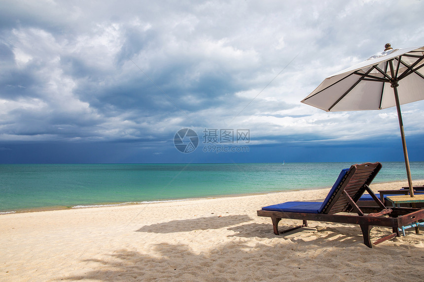 沙滩和热带海海浪海景晴天海洋海岸蓝色冲浪旅行阳光放松图片