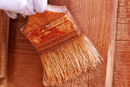 木板栅栏染染材料染料绘画风化木头房子木材染色工业刷子背景图片