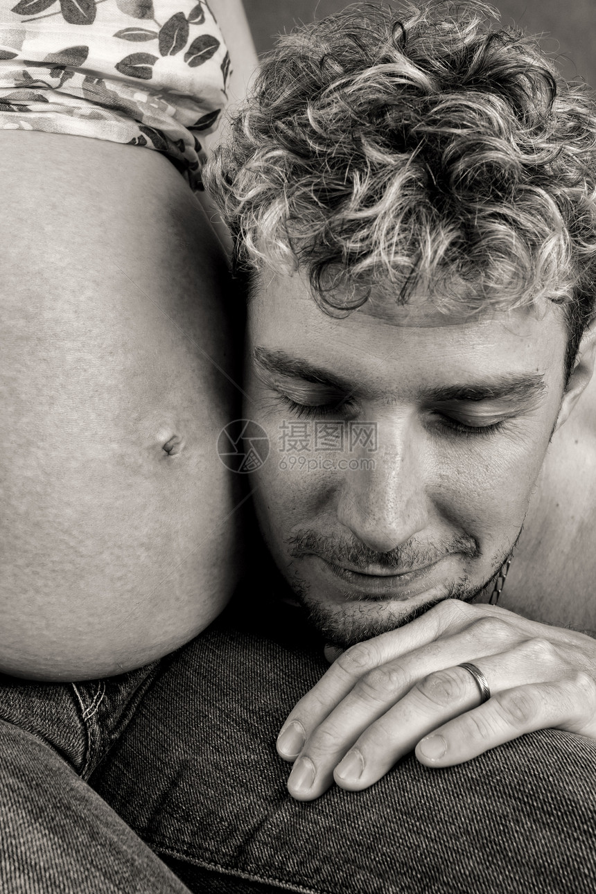 爱着幸福的一对夫妻 与丈夫一起怀孕的女人喜悦男性家庭情侣男人女士腹部婴儿女性母亲图片