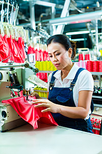 中国一家纺织厂的裁缝女工机器制造业职业劳动工人衣服就业棉线纺织品女裁缝工作高清图片素材