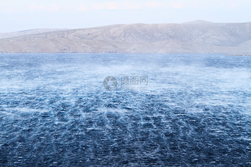 狂浪笼罩着大海阳光天气风暴蓝色海浪爬坡危险戏剧性愤怒雷雨图片