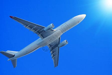 蓝色白色空中客机飞机在蓝天飞行航班旅行空气涡轮运输天空翅膀白色蓝色假期背景