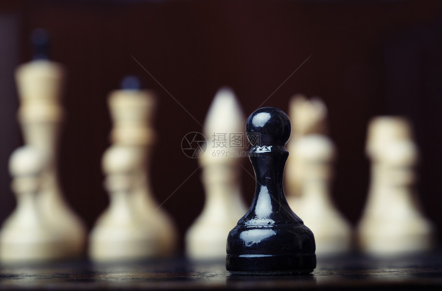 象棋白色领导孤独黑暗黑色宏观棋盘概念游戏典当图片