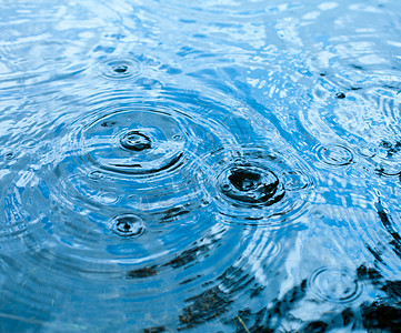 下雨天气反射涟漪圆圈液体水坑风暴蓝色波纹飞溅池塘湿的高清图片素材