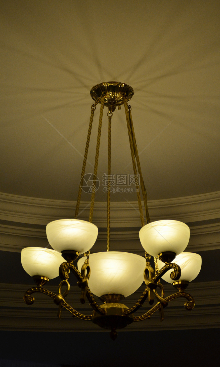 侧面有铜质5光灯吊灯天花板治具风格奢华玻璃青铜灯光绳索模具财富图片