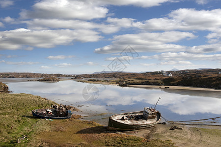 Donegal海滩的旧渔船高清图片