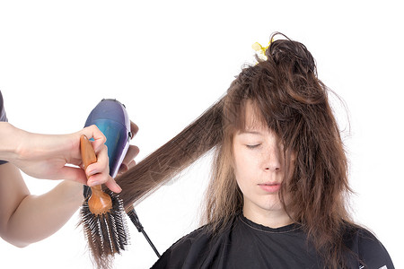 女人喜欢吹发光的滋味吹风机享受女孩刷子造型师女性沙龙女士黑发长发背景图片