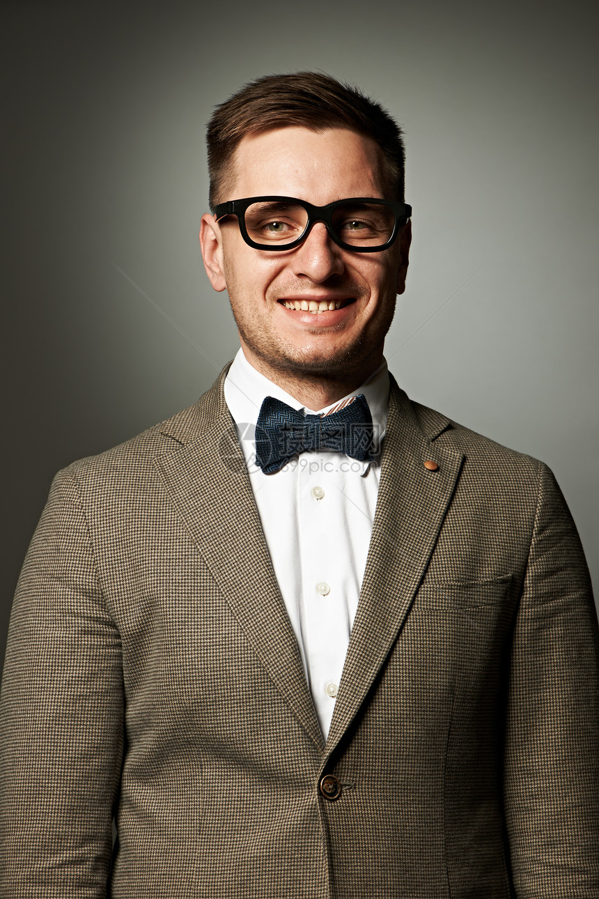 眼镜和领结中自信的书呆子领带衬衫男性微笑成人男生学生套装极客男人图片