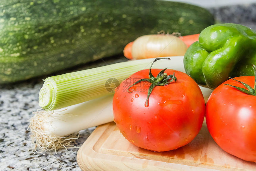 厨房切菜板上新鲜蔬菜的鲜菜营养健康砧板桌子绿色沙拉美食木头木板台面图片