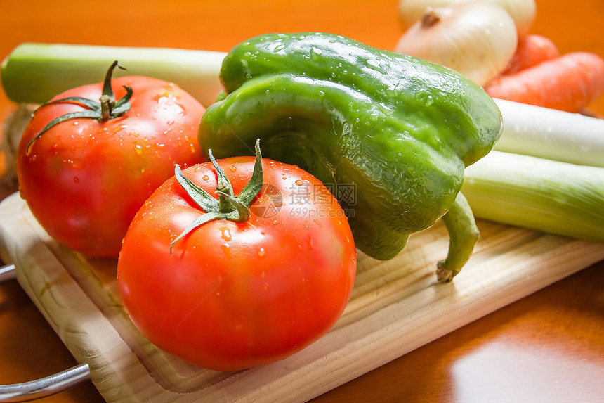 厨房切菜板上新鲜蔬菜的鲜菜砧板健康木板桌子红色绿色洋葱饮食营养木头图片