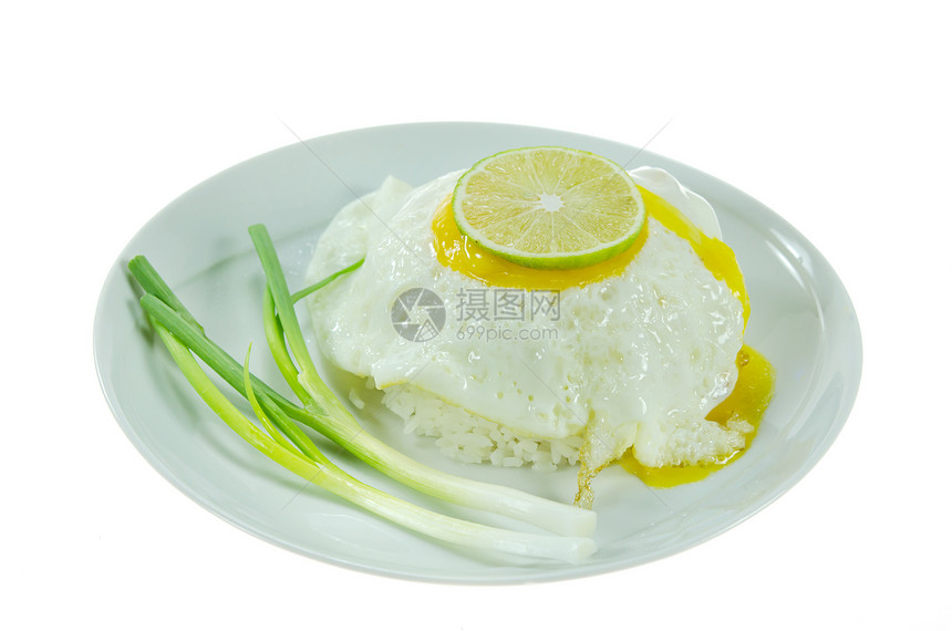 大米和鸡蛋白色柠檬黄色绿色蛋黄蔬菜油炸盘子图片