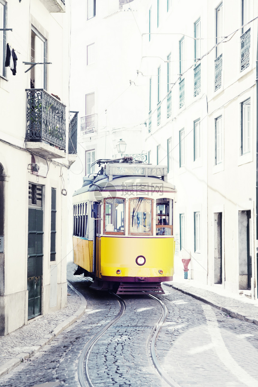 葡萄牙里斯本街头的黄色古老电程车旅行火车运输旅游景观首都游客中心历史性市中心图片